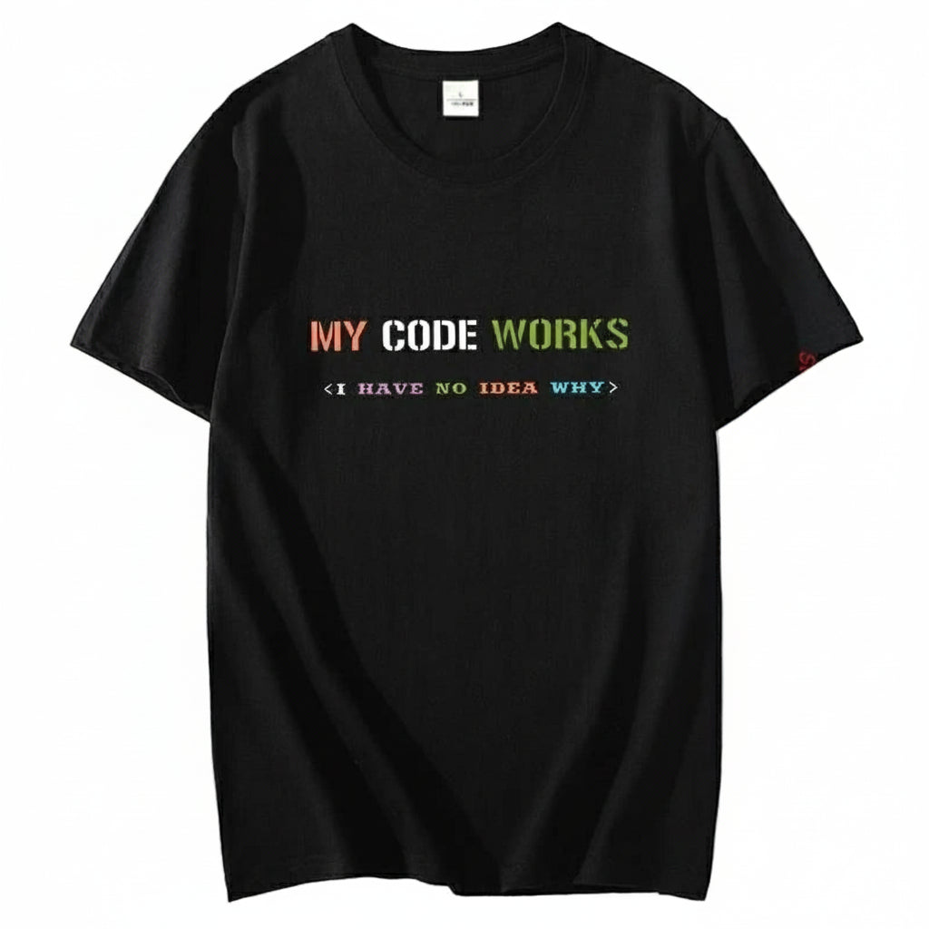 חולצת גיק "הקוד שלי עובד – אין לי מושג למה" | חולצת מתכנתים מצחיקה