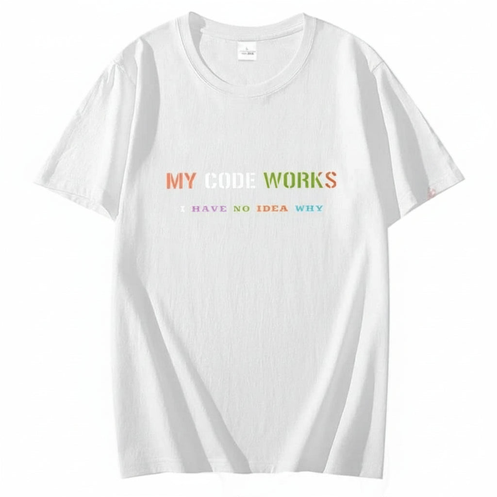 חולצת גיק "הקוד שלי עובד – אין לי מושג למה" | חולצת מתכנתים מצחיקה