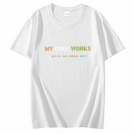 חולצת גיק "הקוד שלי עובד – אין לי מושג למה" | חולצת מתכנתים מצחיקה