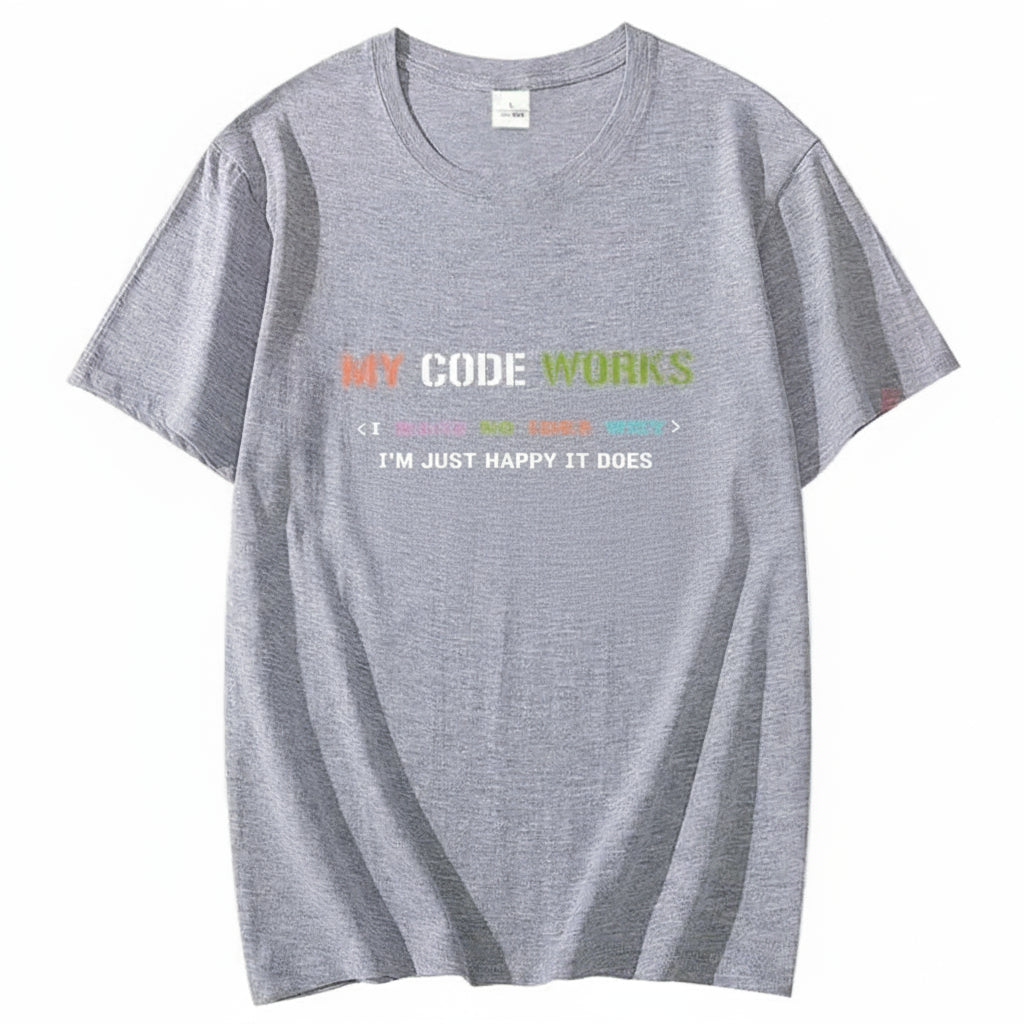 חולצת גיק "הקוד שלי עובד – אין לי מושג למה" | חולצת מתכנתים מצחיקה